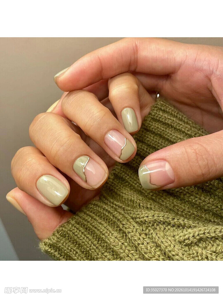 清新拼色美甲特写