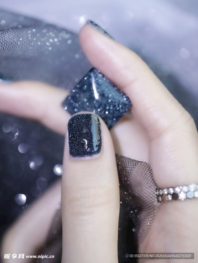 黑闪碎钻美甲特写