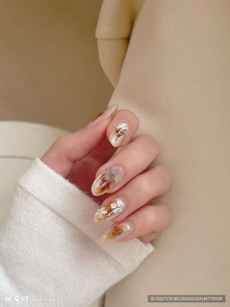 精致镶钻美甲特写