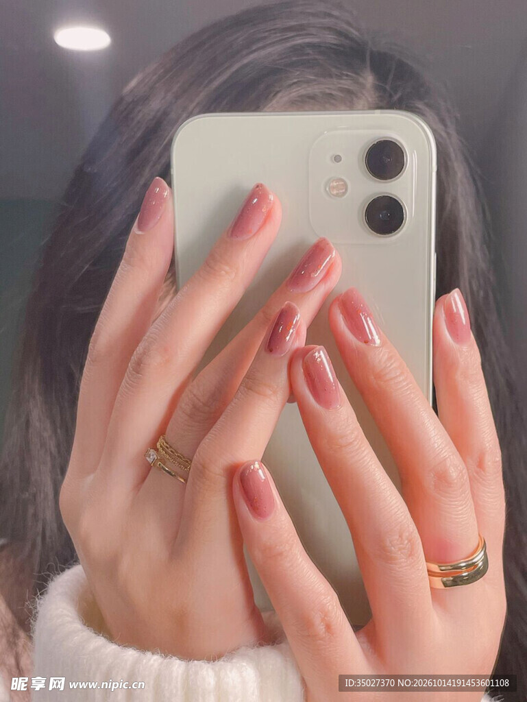 手部美甲对镜自拍