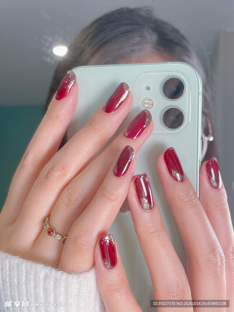 精致酒红美甲特写