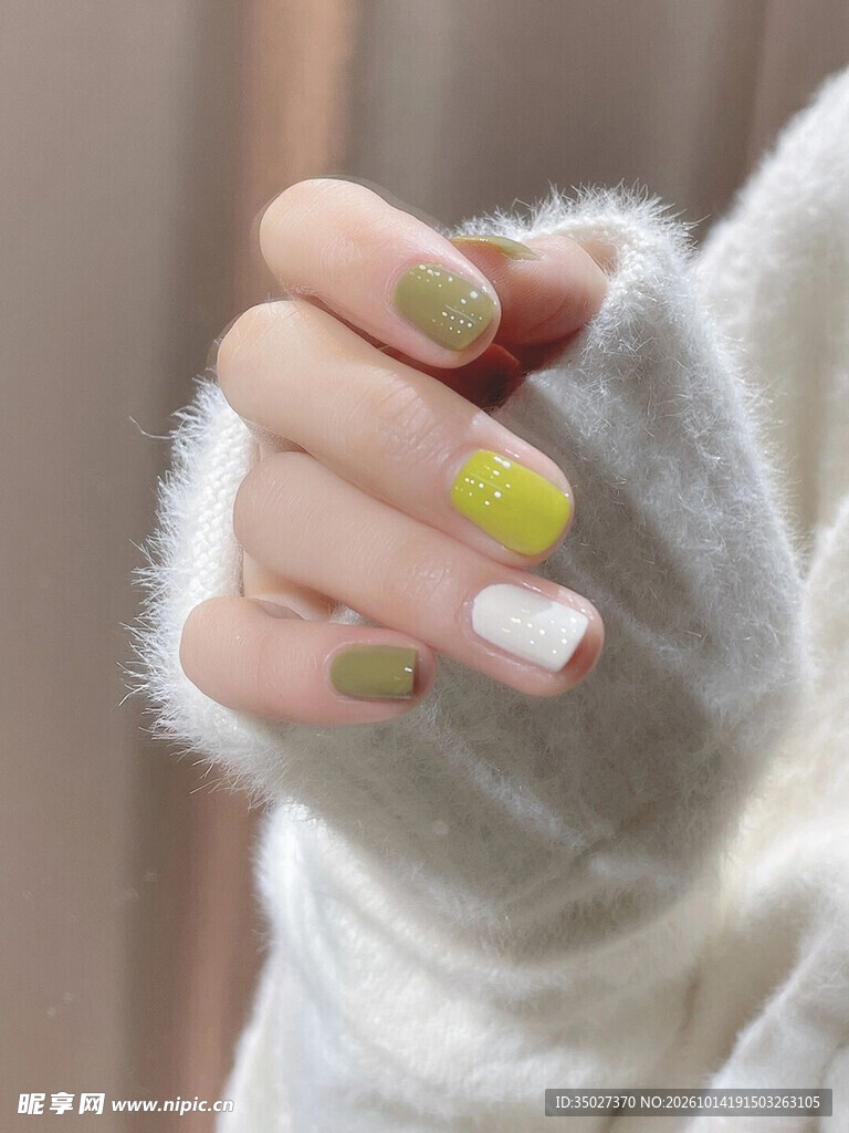 清新撞色美甲特写