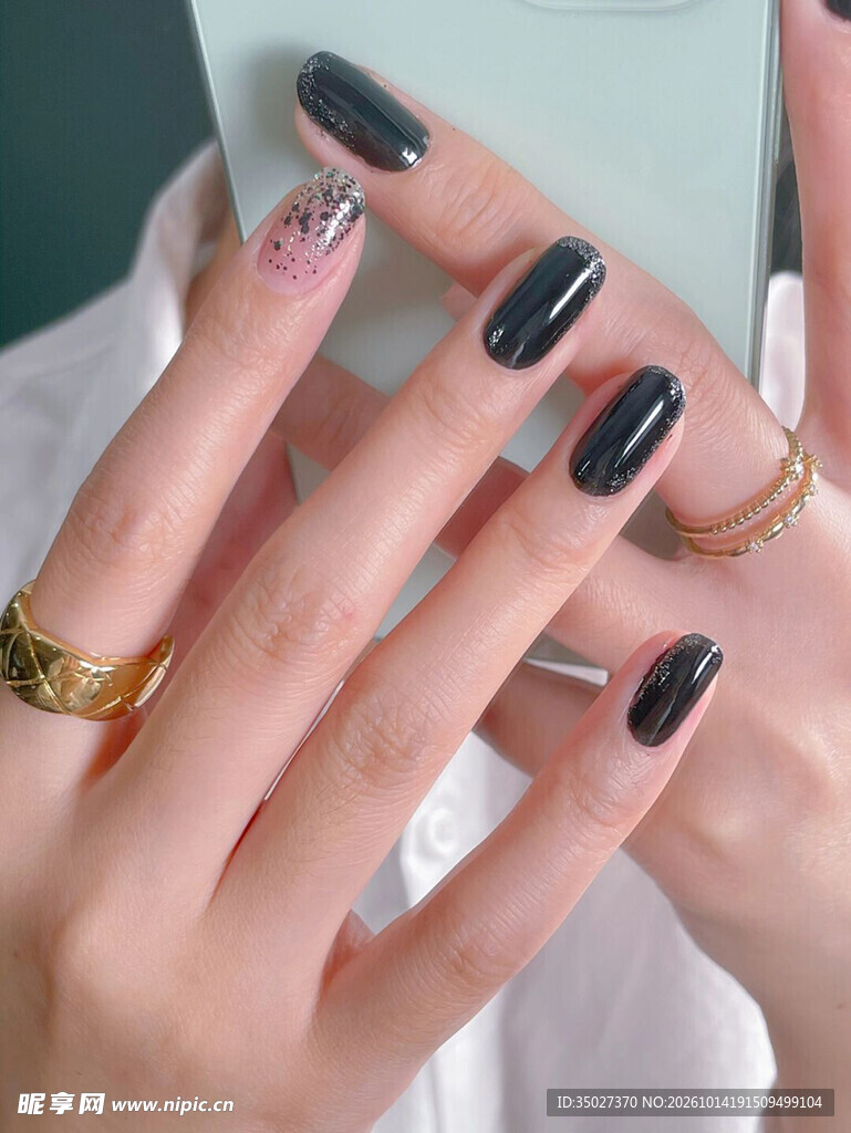 时尚黑系美甲特写