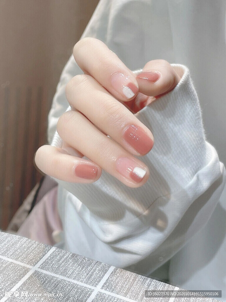 清新裸粉美甲手部特写