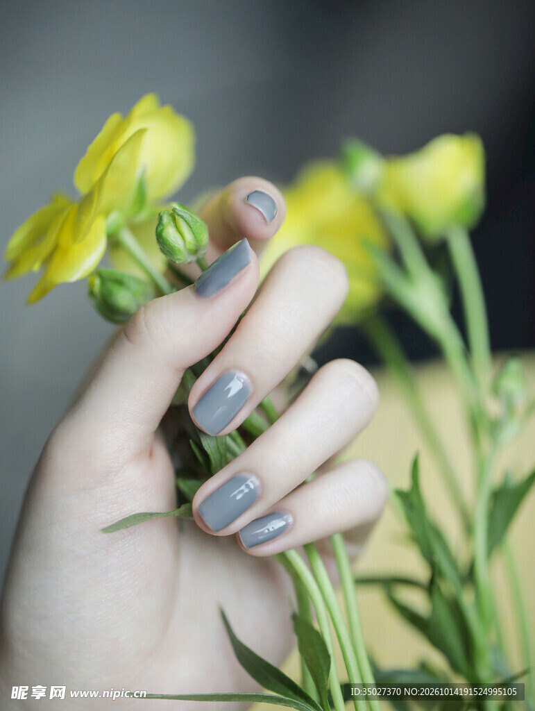 蓝灰美甲与黄色小花
