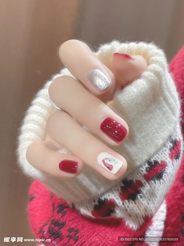 红系美甲手部特写