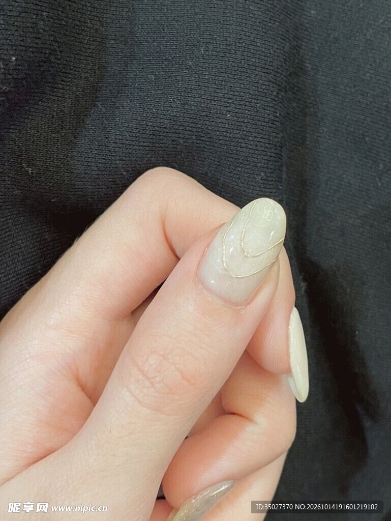 裸色美甲手部特写