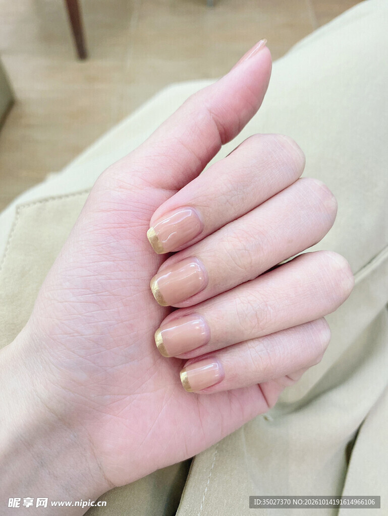 淡粉金边美甲特写