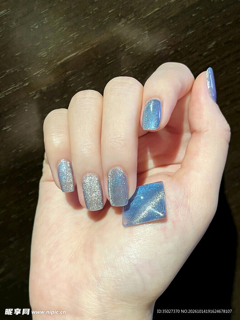 蓝色闪粉美甲展示