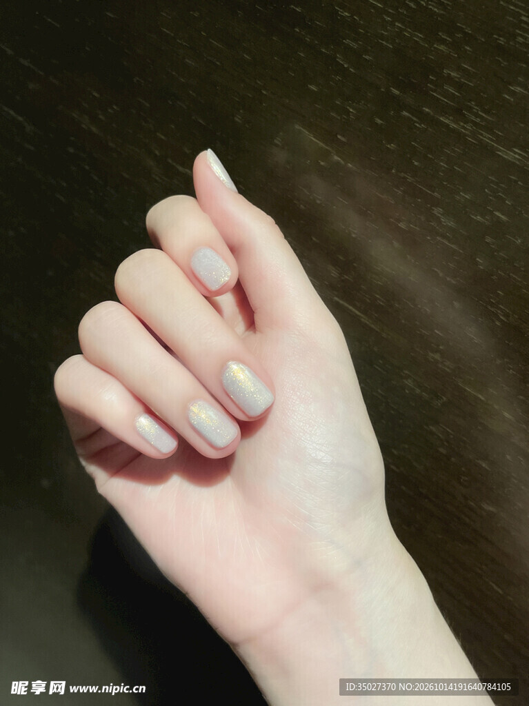 裸色亮面美甲手部特写