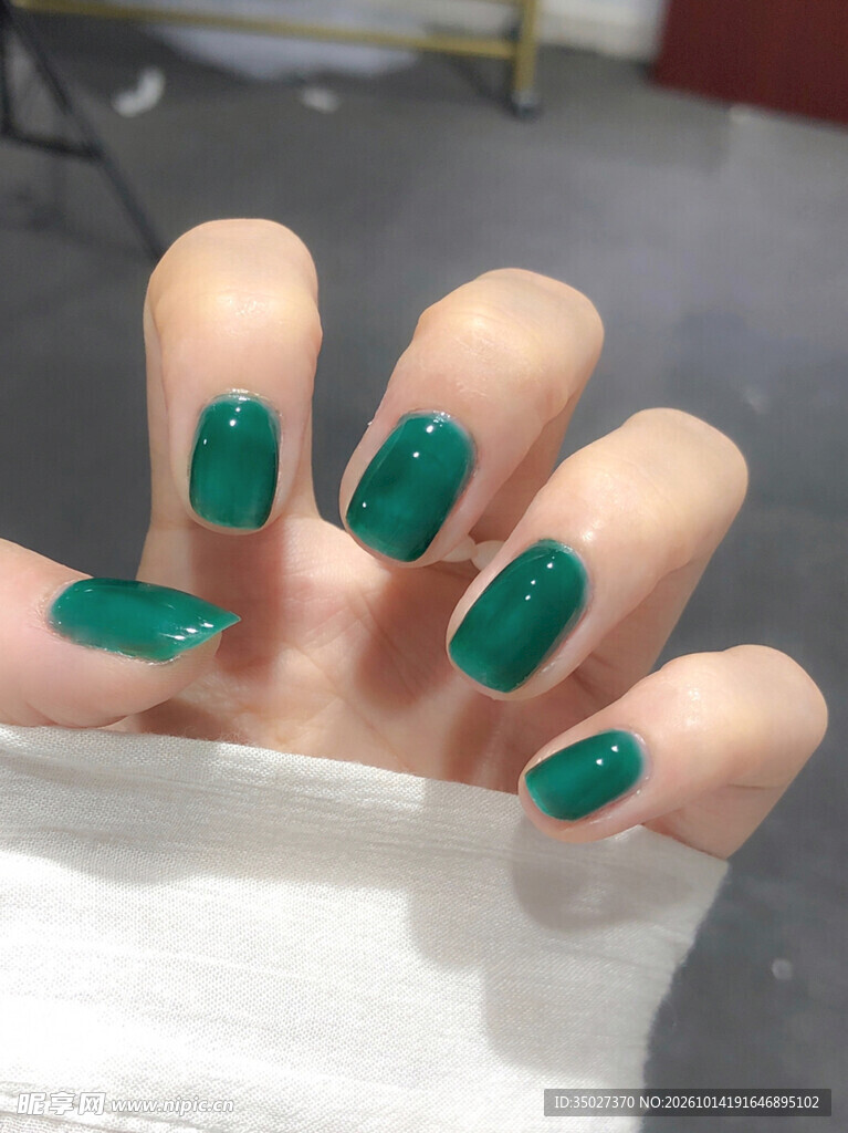 墨绿色美甲特写