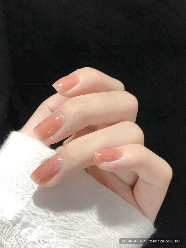 裸色美甲手部特写