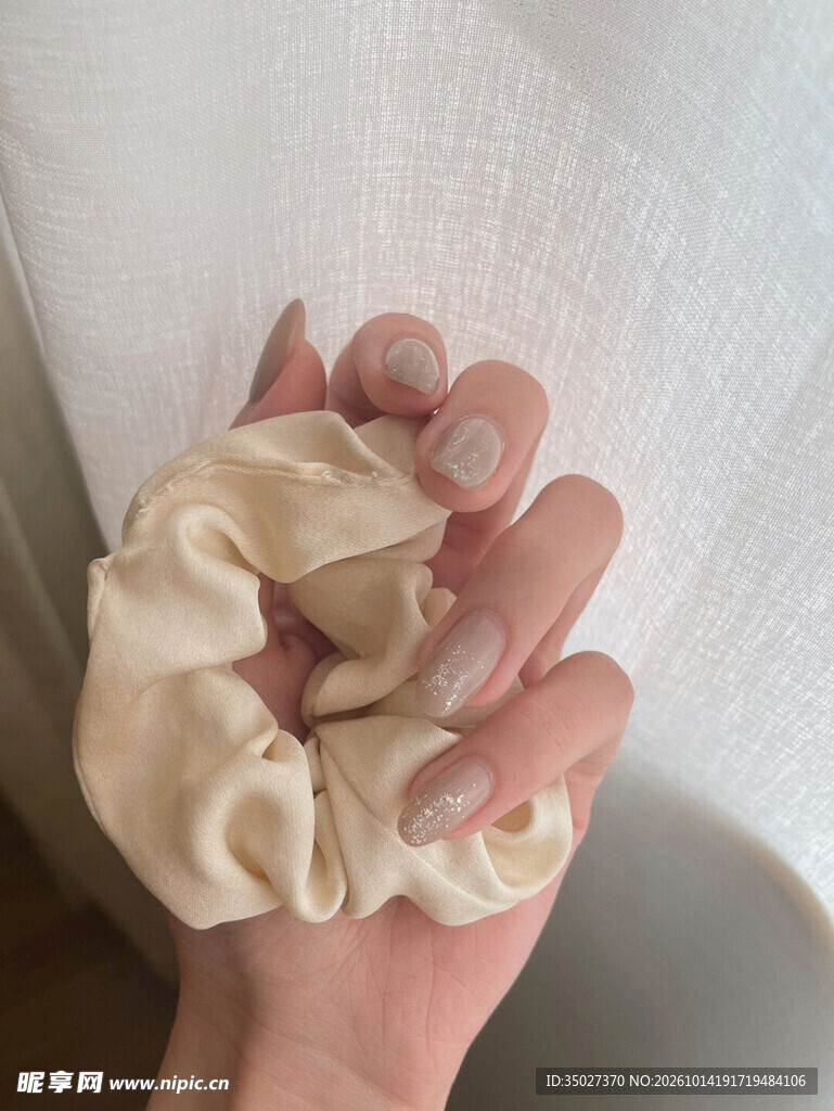 手持杏色发圈