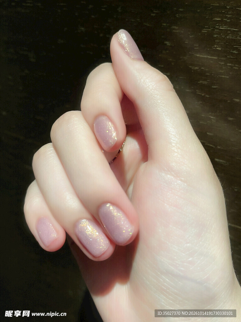 温柔裸粉美甲特写
