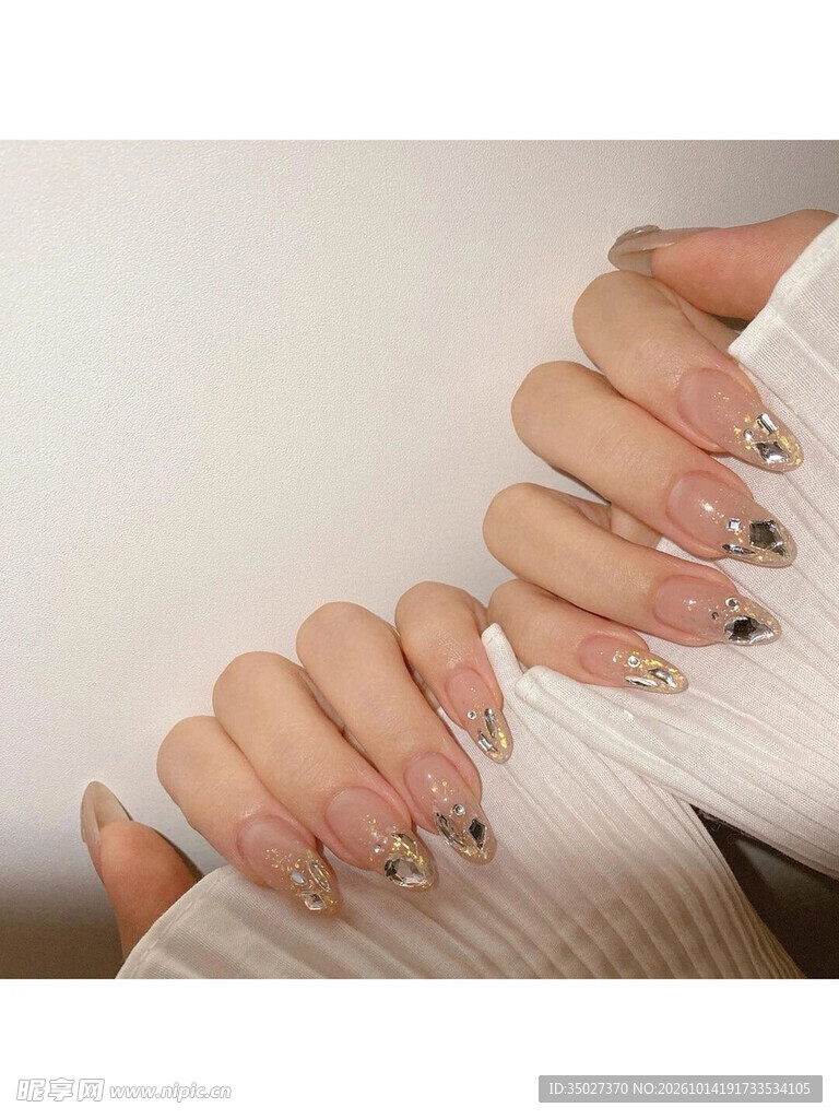 精致美甲手部特写