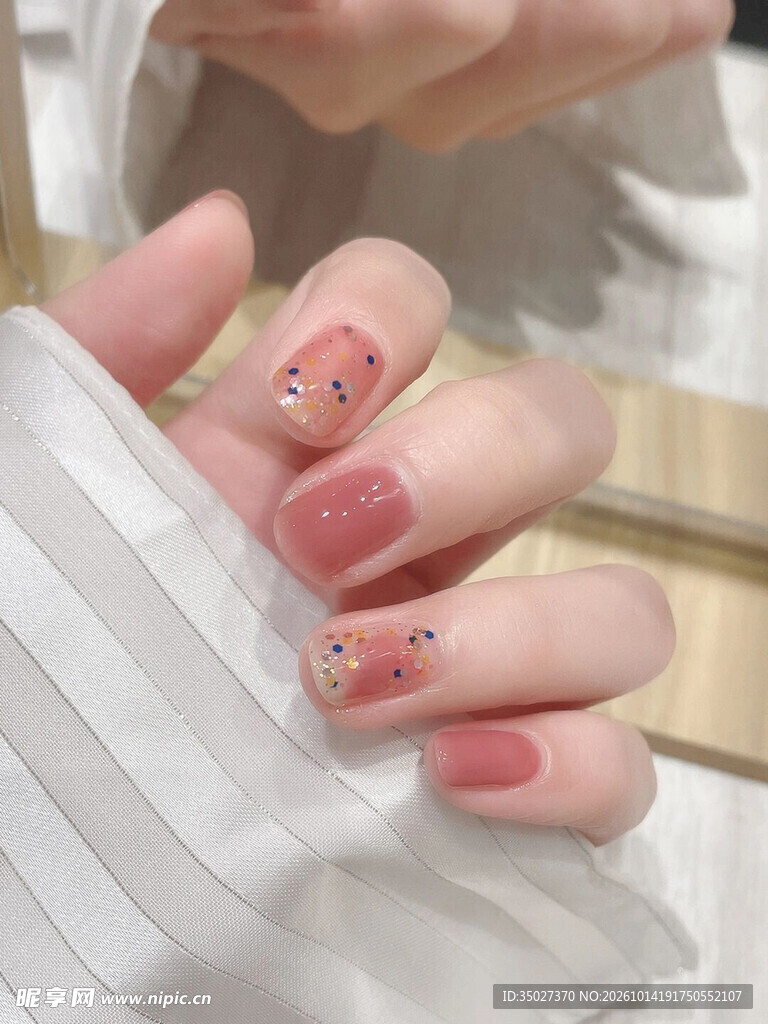粉嫩闪粉美甲展示