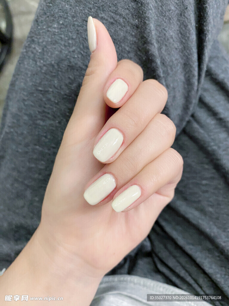 温柔奶白纯色美甲