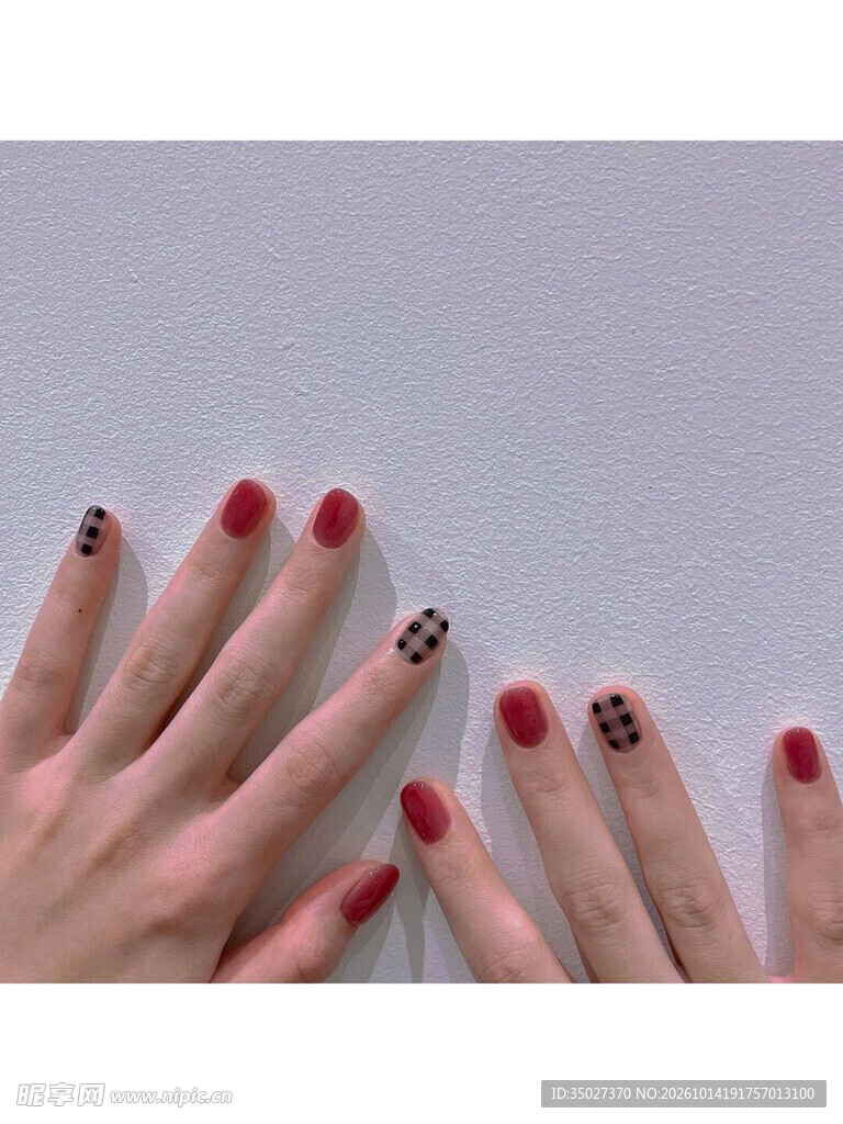 时尚红格纹美甲特写