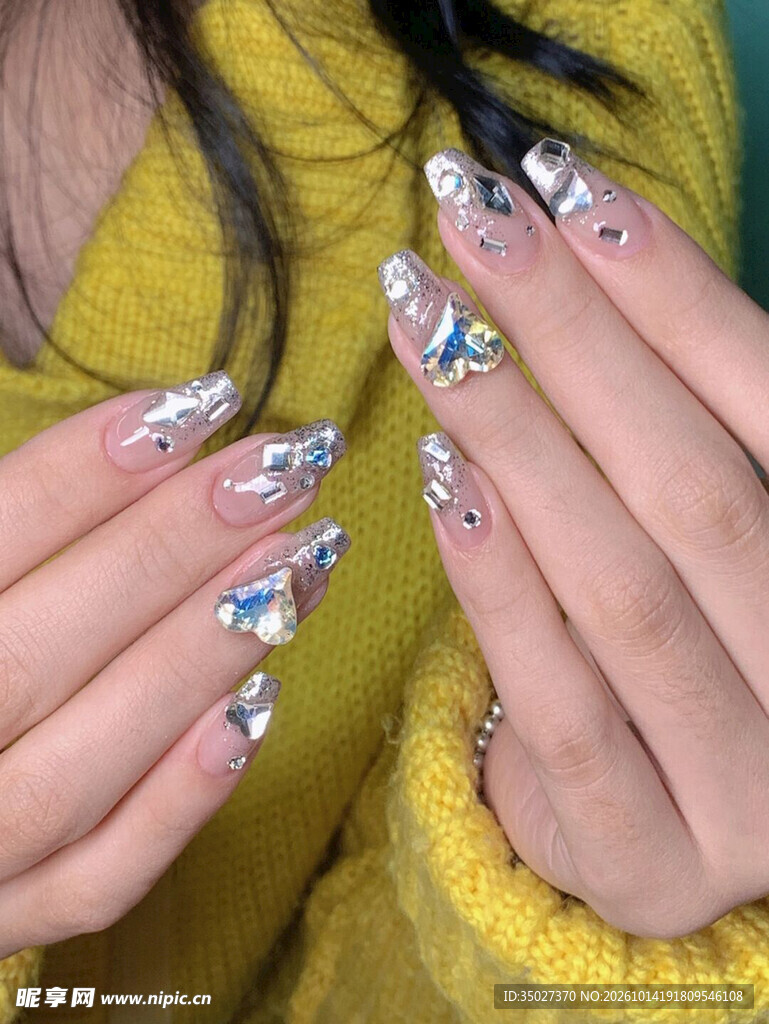 闪钻精致美甲展示