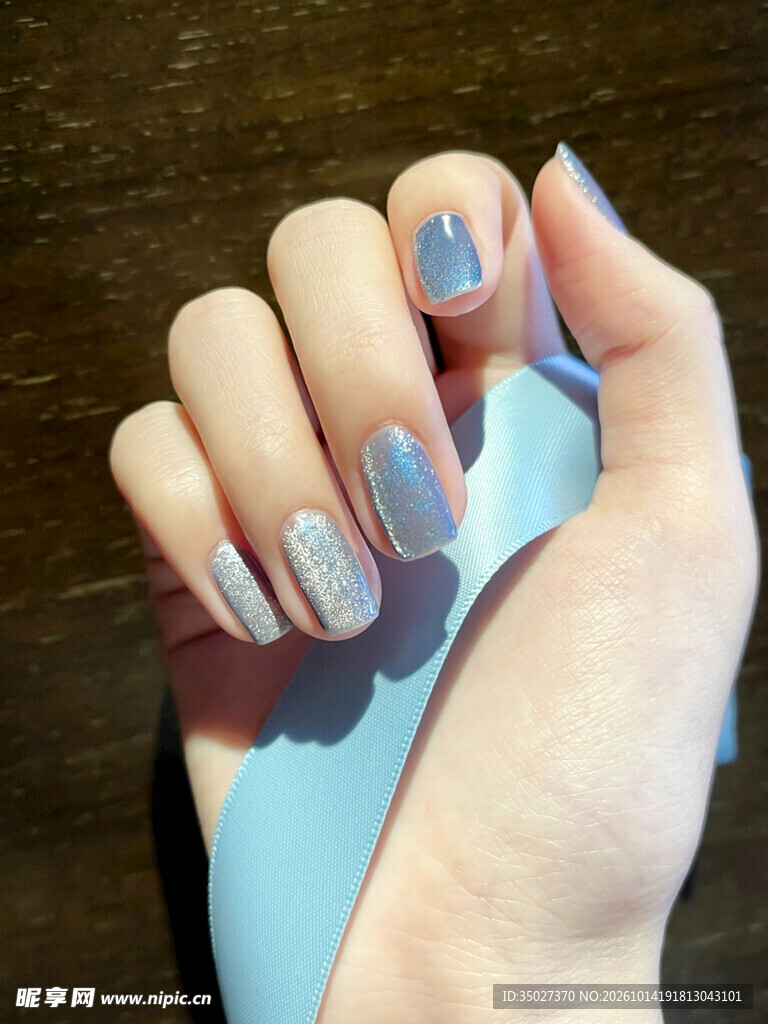 浅蓝美甲手部特写