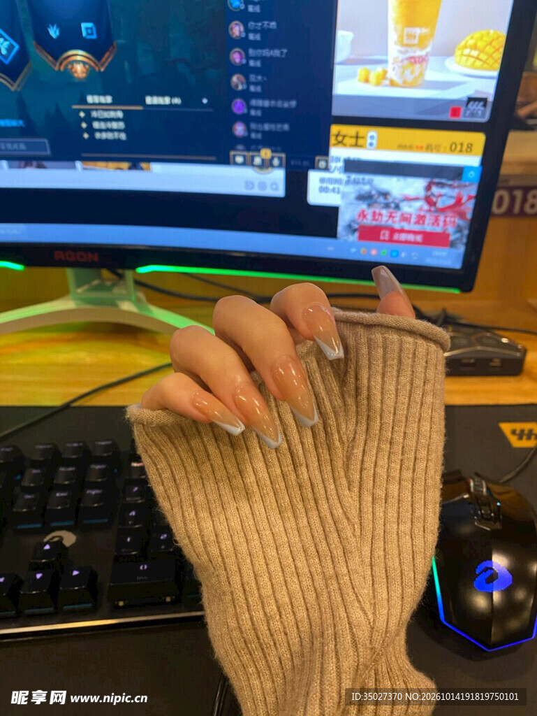 戴半指手套操作电脑