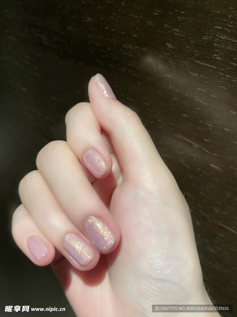珠光淡粉美甲特写