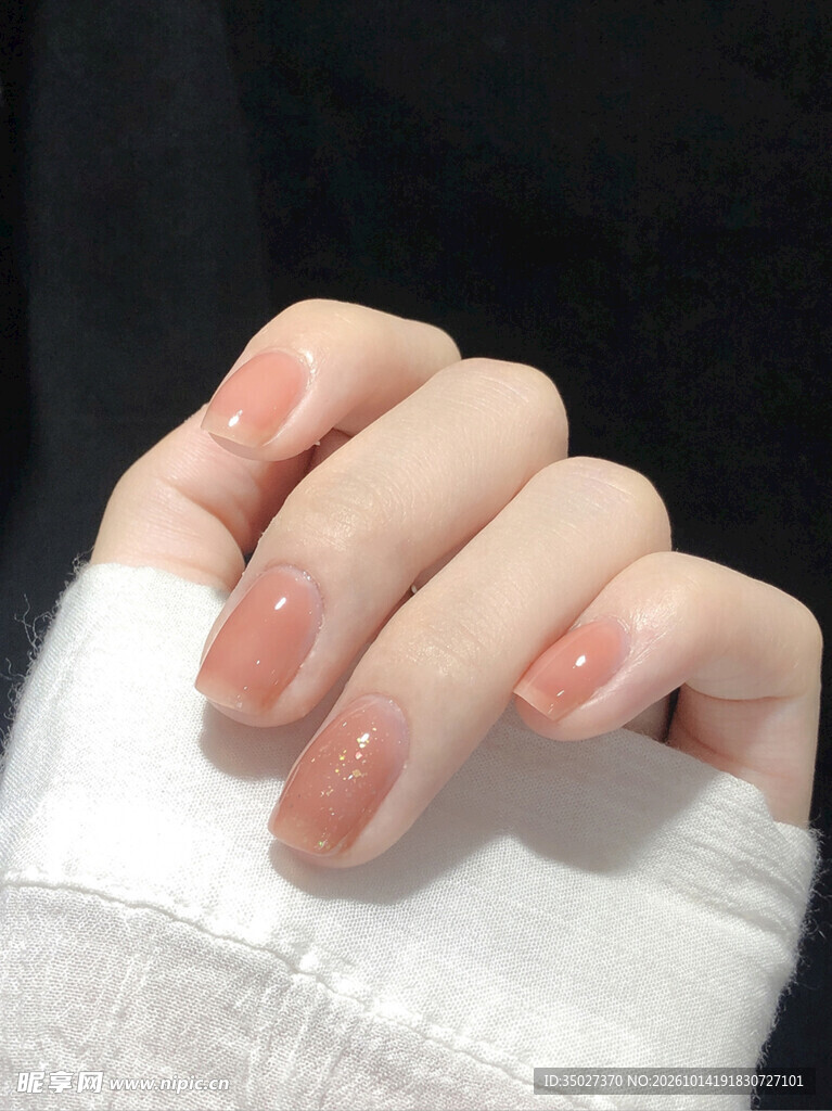 温柔裸色美甲特写