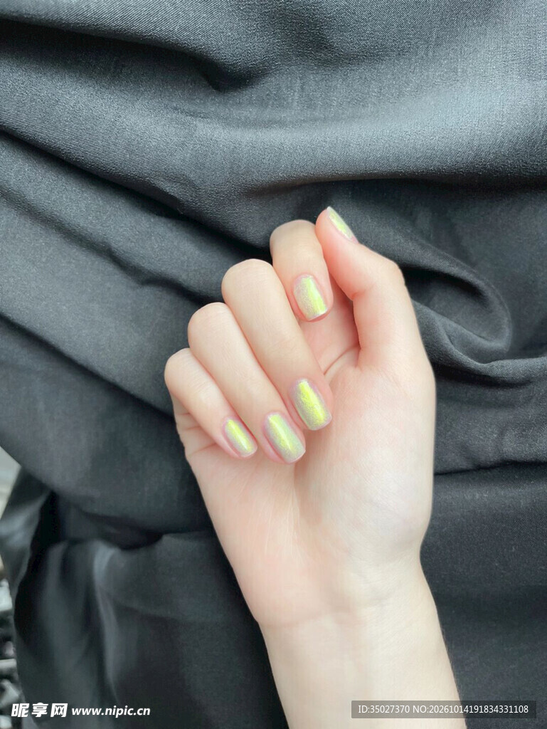 荧光绿美甲手部特写