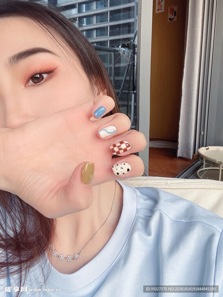 居家女生展示个性美甲