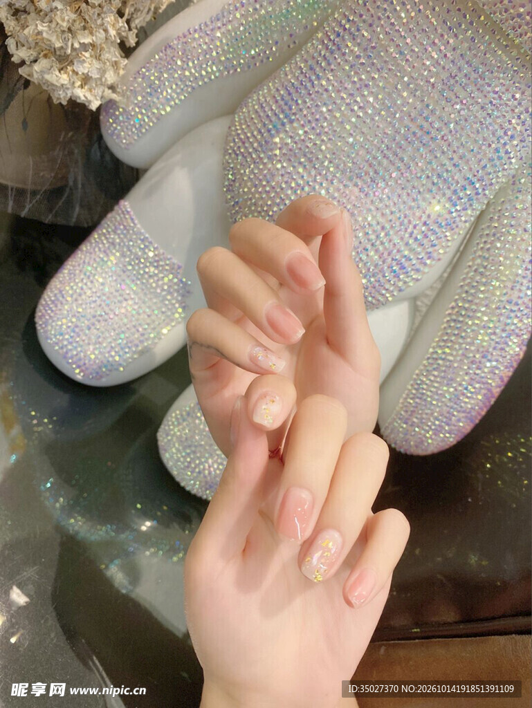 情侣牵手手部特写