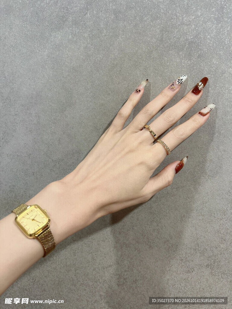 精致美甲金饰手部特写