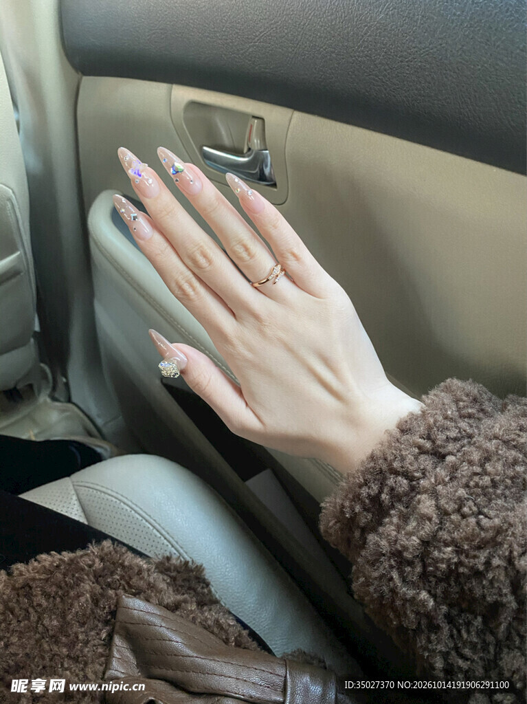 车内美甲手部特写