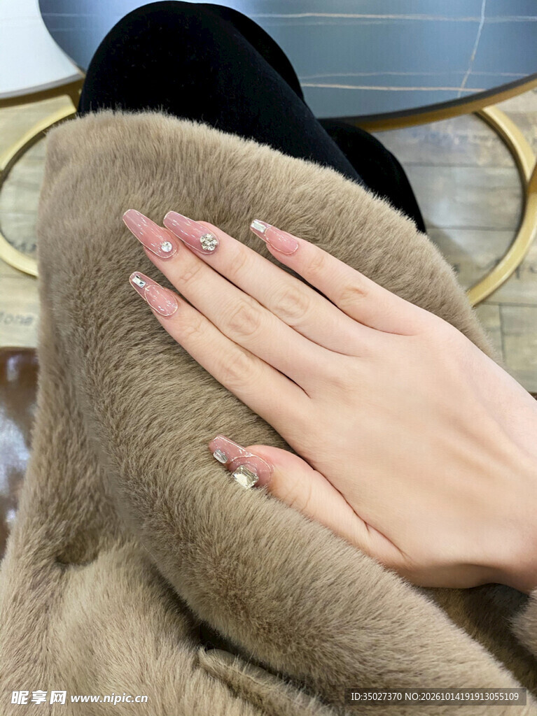 精致美甲手部特写