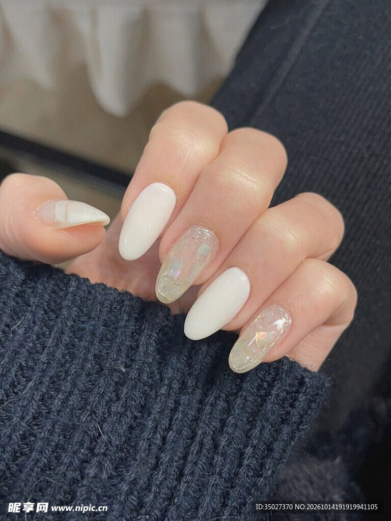 清新裸色美甲特写