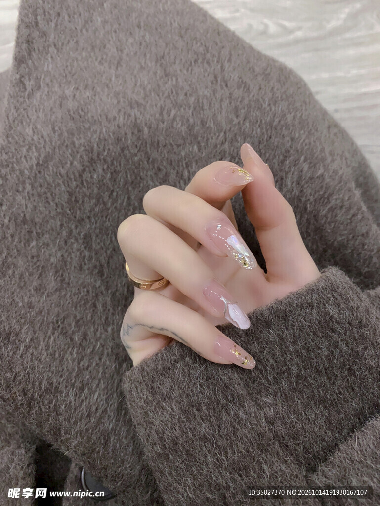 情侣牵手氛围感特写