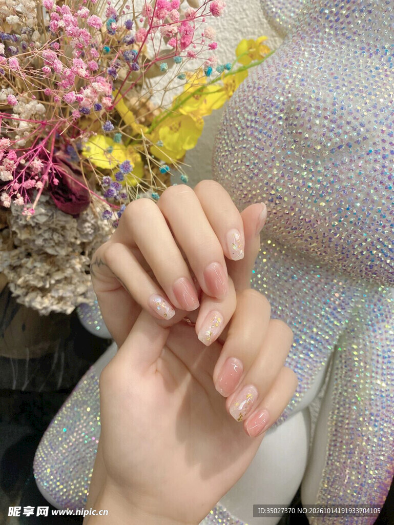 精致裸色美甲特写