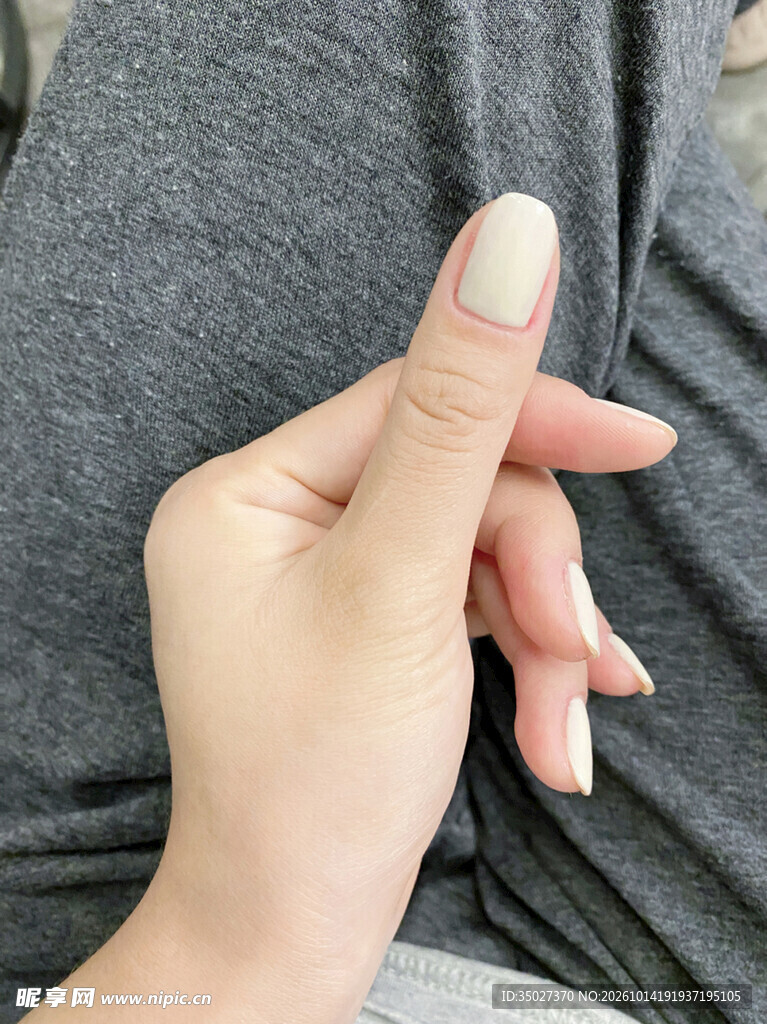 竖大拇指手部特写