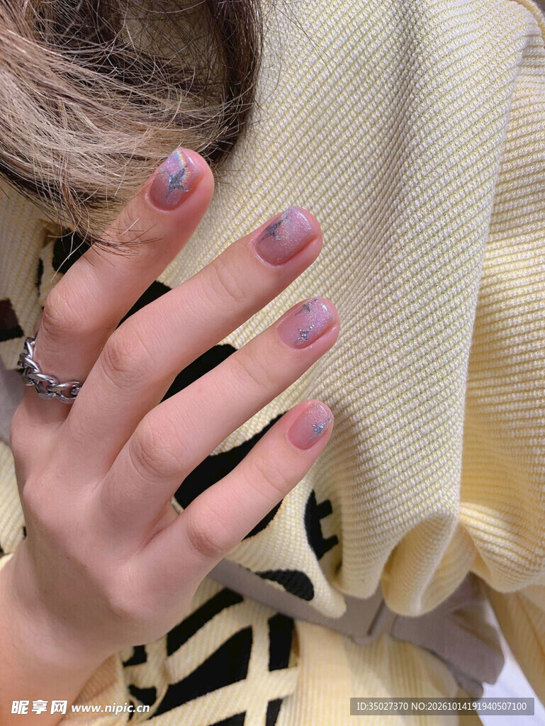 淡紫渐变美甲手部特写