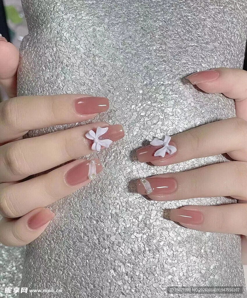 裸粉小花美甲展示
