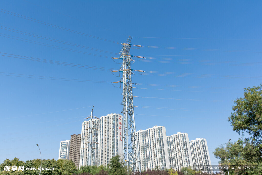 蓝天下城市输电塔
