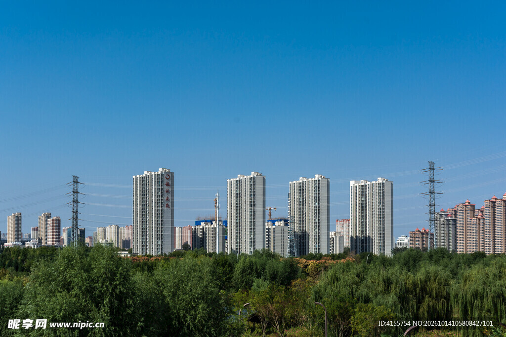 蓝天下城市建筑群远景