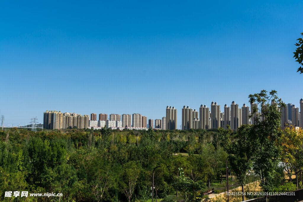 晴空下的城市远景