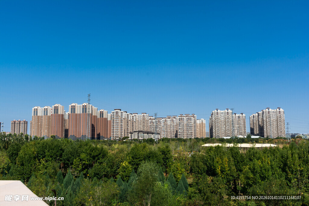 晴空下的城市建筑群