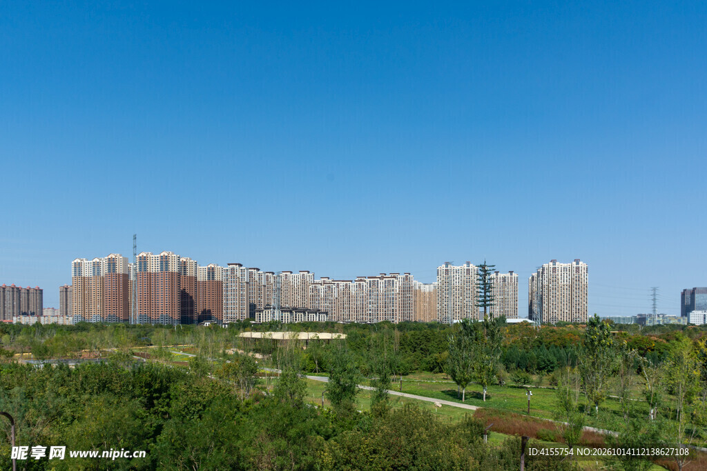 蓝天下城郊建筑群远景