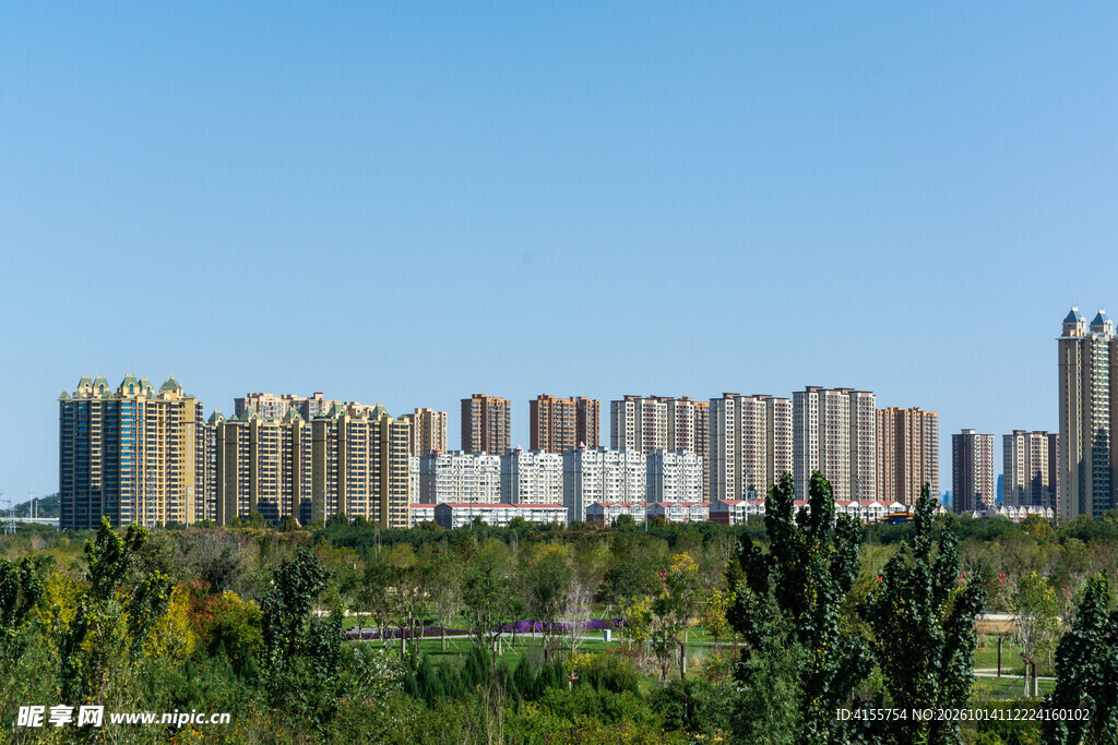 晴空下城市建筑群远景
