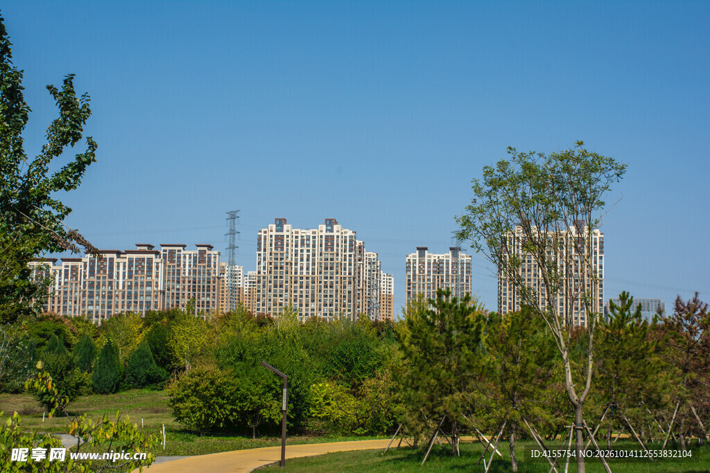 公园远眺城市住宅