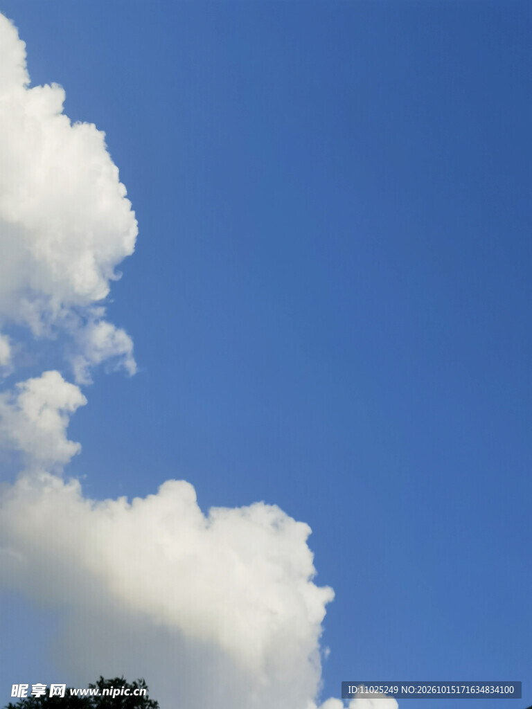 纯净蓝天大块积云自然风光高清图