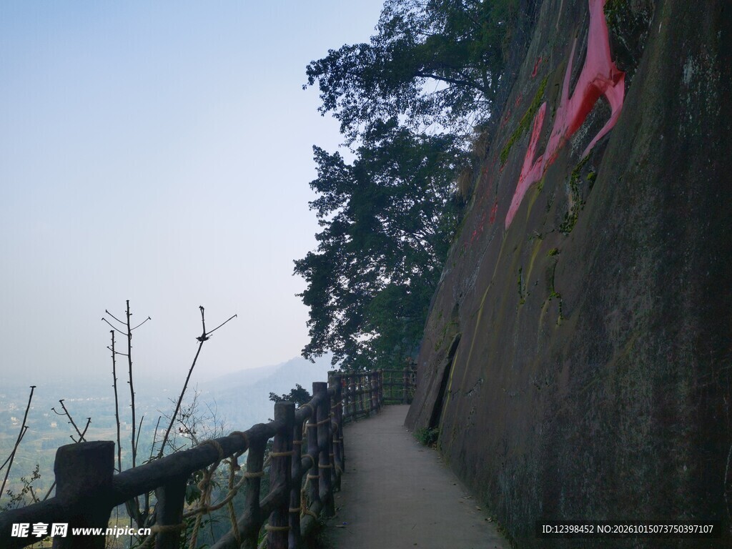 山间临崖步道风光