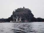 湖面孤山风光