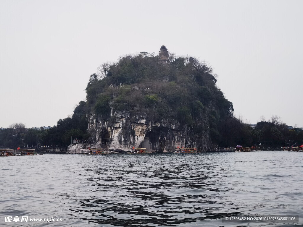 湖面孤山风光